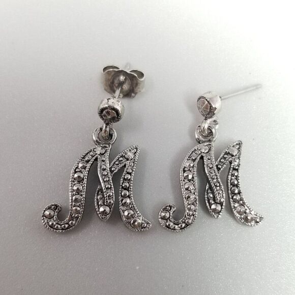Vintage Avon M Monogram Letter Dangle Charm Stud Earrings, Silver Tone Initials - Picture 7 of 7